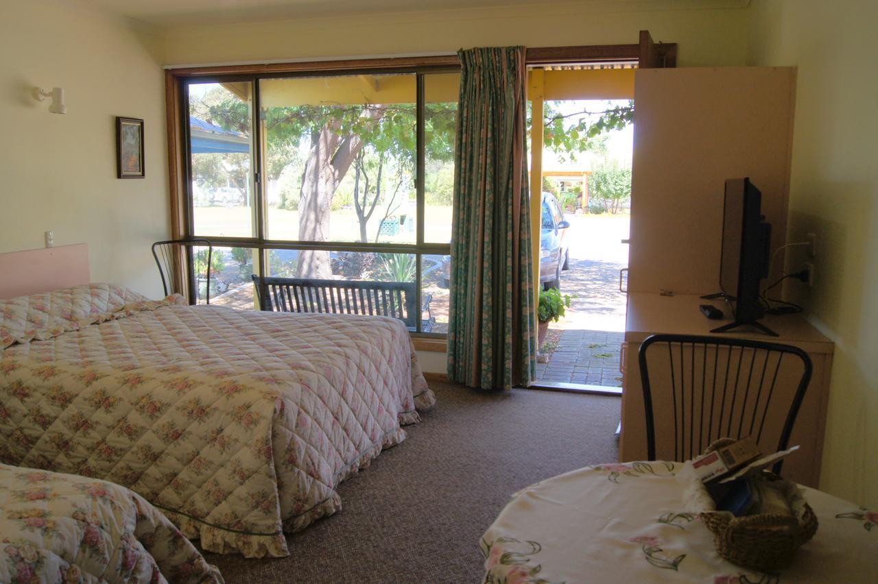 Milang Lakes Motel Exteriör bild